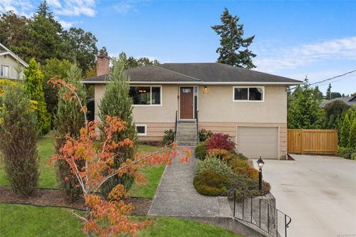 749 Lily Ave, Saanich, BC, V8X3R7 | Card Image