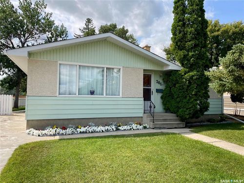 206 Mcintosh Street N, House with 3 bedrooms, 1 bathrooms and 3 parking in Regina SK | Card Image