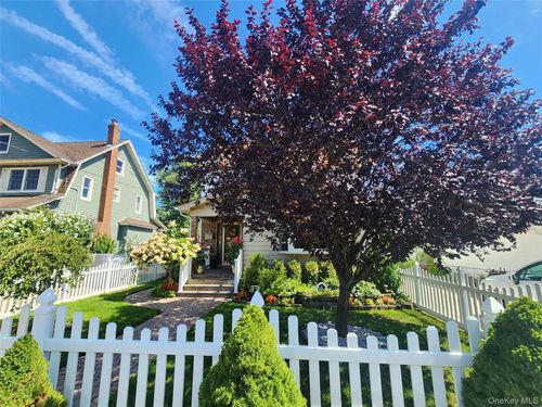 85 Oakland Ave, Lynbrook, NY, 11563-3320 | Card Image