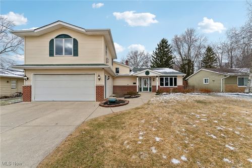 325 Robin Dr, Berea, OH, 44017-2026 | Card Image