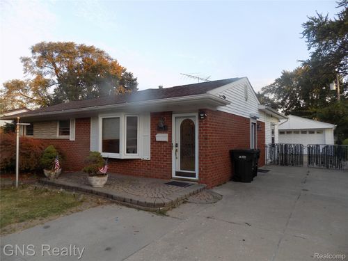 8268 Doncaster Dr, Sterling Heights, MI, 48312-1100 | Card Image