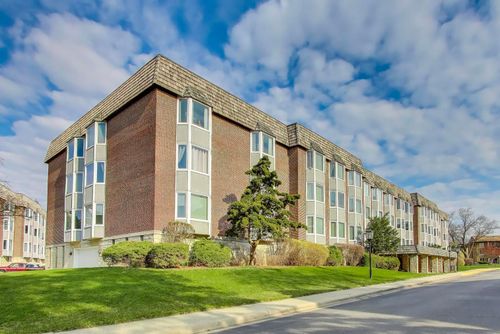 1m-400 Ascot Dr, Park Ridge, IL, 60068-3628 | Card Image