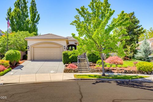 635 Seventh Fairway Dr, Medford, OR, 97504-9320 | Card Image