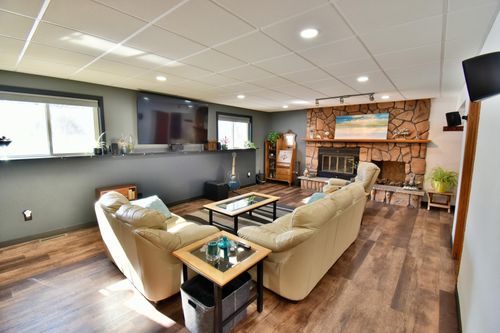 1587 Hennessy Vis, White Bear Tp, MN, 55110-5881 | Card Image