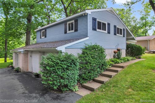1521 Thread Vly, Holly, MI, 48442-9606 | Card Image