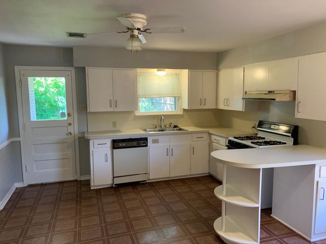 Eat-in Kitchen ***Pics prior to current occupancy*** | Image 6