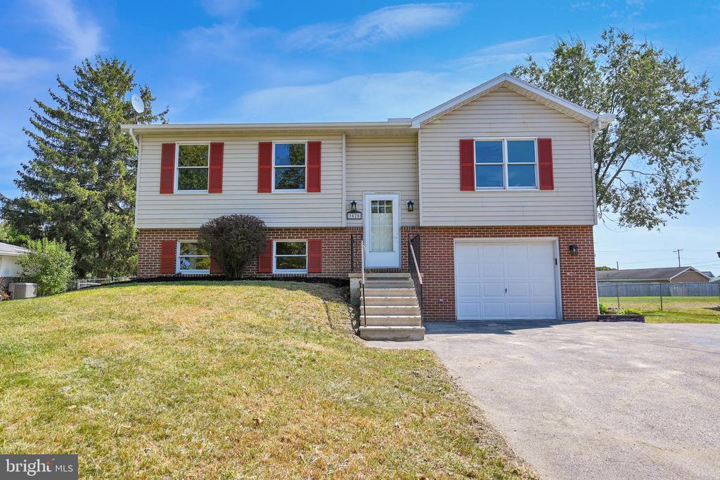 Lee St, Chambersburg, PA 17201