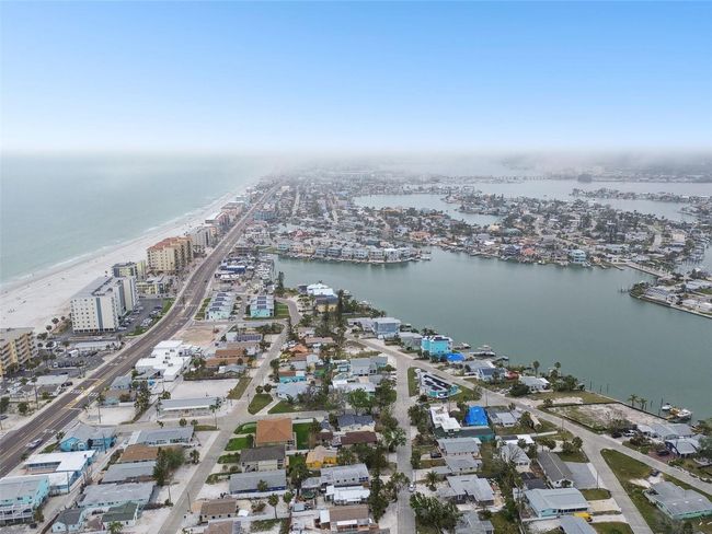 13320 2 Nd St E, Home with 2 bedrooms, 2 bathrooms and null parking in Madeira Beach FL | Image 74
