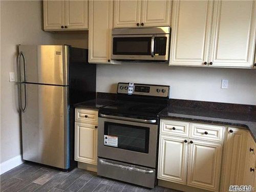 26 W Pine St, Islip, NY, 11751-1804 | Card Image