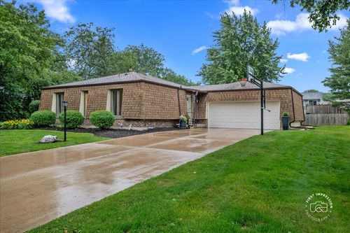 1024 Maple Ln, Batavia, IL, 60510-1136 | Card Image