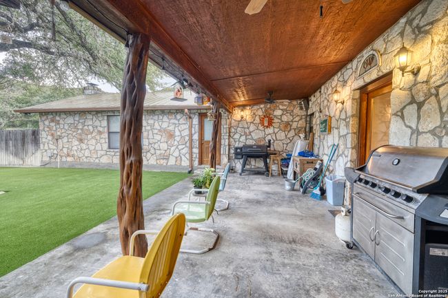 457 N Tomahawk Way, House other with 4 bedrooms, 3 bathrooms and null parking in Concan TX | Image 11