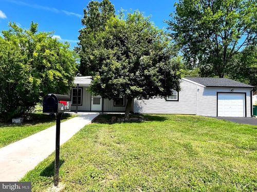 208 Thornridge Dr, LEVITTOWN, PA, 19054-2316 | Card Image