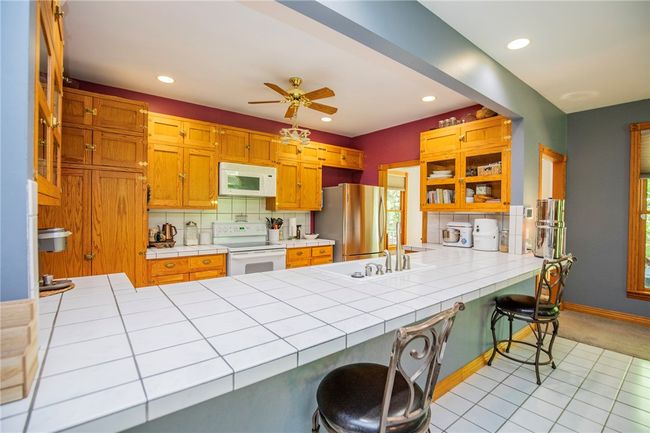 Open kitchen with large breakfast bar for families on the go. | Image 13