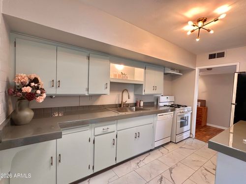 10830 W Oakmont Dr, Sun City, AZ, 85351-3318 | Card Image