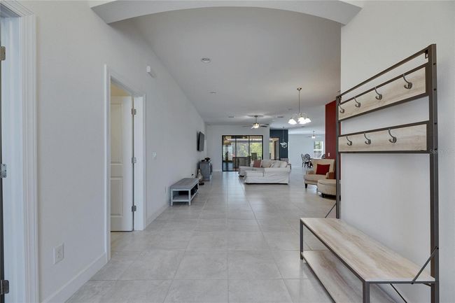 Front entry | Image 10