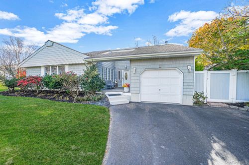 4 Malcolm St, Bellport, NY, 11713-1008 | Card Image