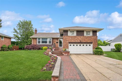 952 Roxbury Dr, Westbury, NY, 11590-5317 | Card Image