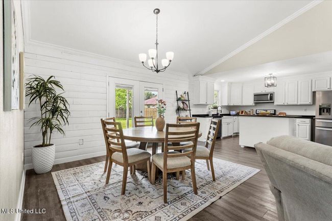 dining | Image 8