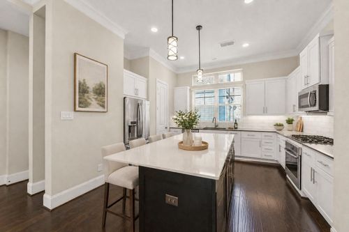 734 N Shepherd Dr, Houston, TX, 77007-1748 | Card Image