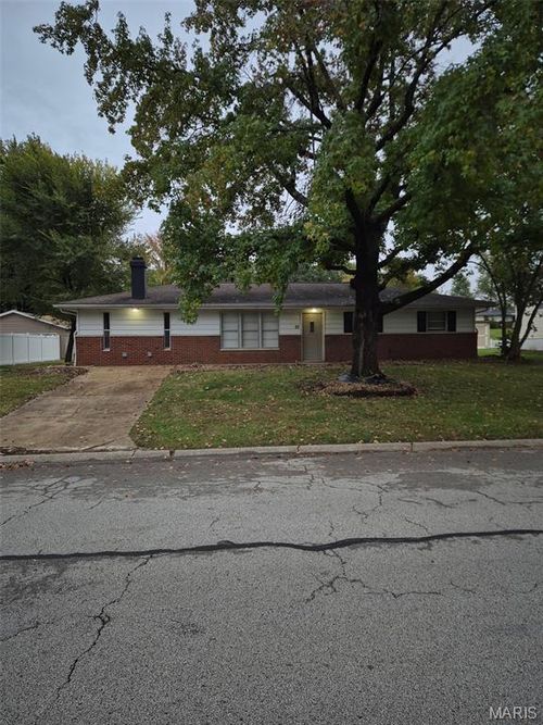 22 Hampton Dr, Fairview Heights, IL, 62208-2211 | Card Image