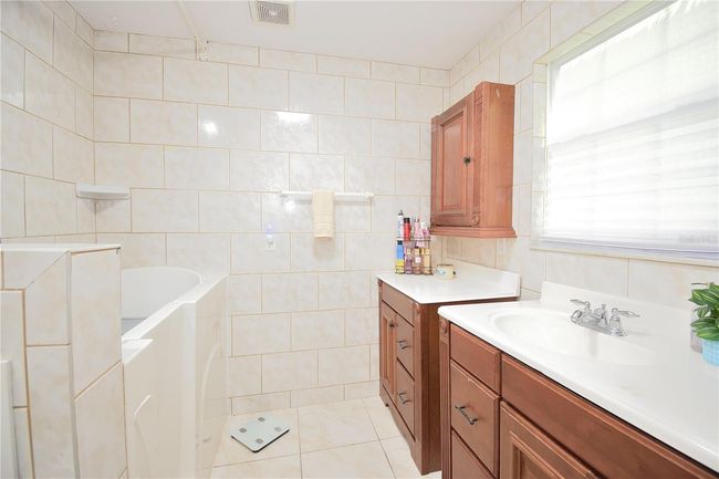 Primary Bathroom | Image 12