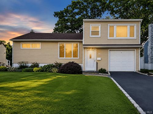 32 Elderberry Ln E, Valley Stream, NY, 11581-1720 | Card Image