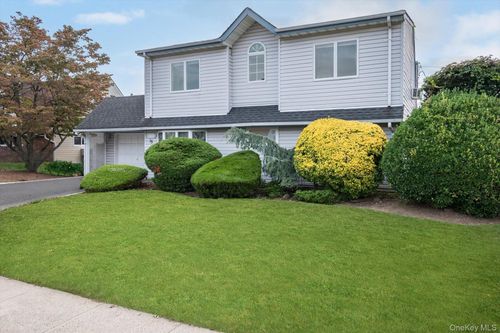 15 Western Ln, Wantagh, NY, 11793-1208 | Card Image