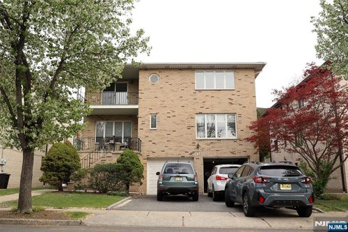538 Hillside St, Ridgefield, NJ, 07657-2418 | Card Image