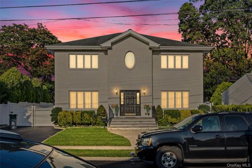 170 Mckinley Ave, Franklin Square, NY, 11010-3809 | Card Image