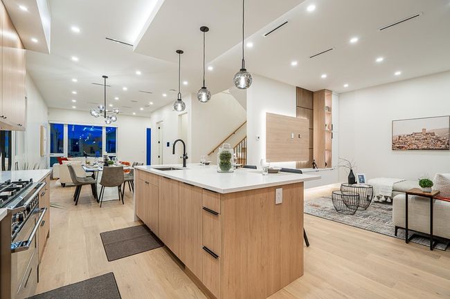 8386 14 Th Ave, Home with 5 bedrooms, 5 bathrooms and 3 parking in Burnaby BC | Image 11