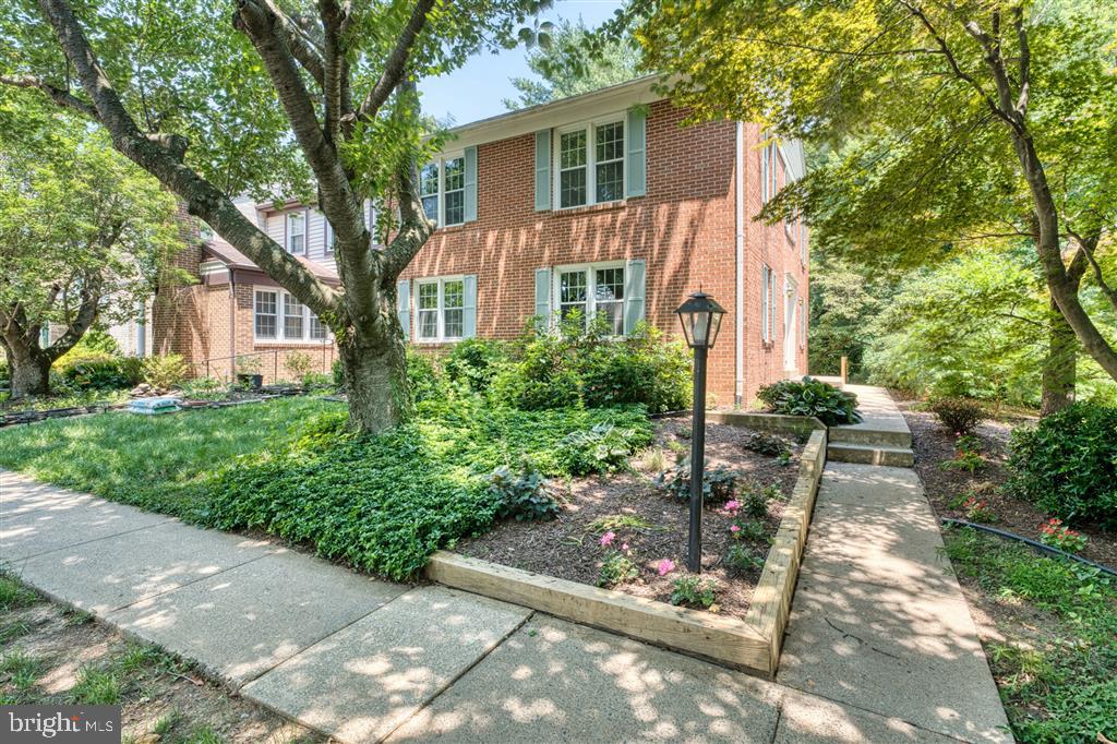 Hillock Ct, Burke, VA 22015