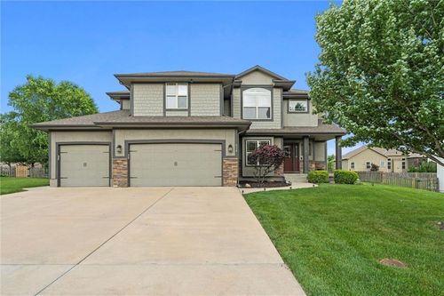 514 Ne Viewpark Dr, Lee's Summit, MO, 64086-7105 | Card Image