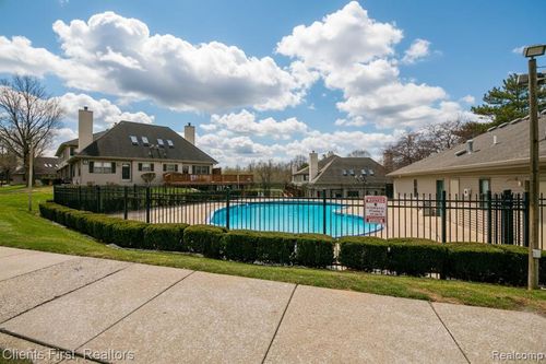 4-24969 Auburn Ln, Southfield, MI, 48033-4860 | Card Image