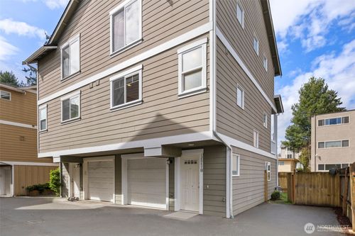 b-12047 33rd Ave Ne, Seattle, WA, 98125-5607 | Card Image