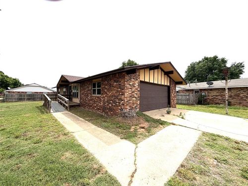 1319 Manchester Dr, Anadarko, OK, 73005-5819 | Card Image