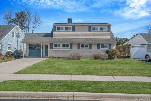 7 Woodpecker Ln, Levittown, NY, 11756-3212 | Card Image