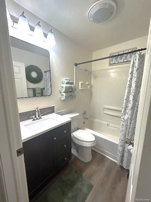 295 Leaver St, Vernon, MI, 48476-9165 | Card Image