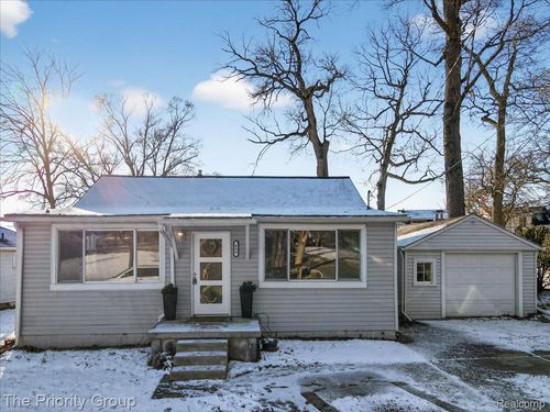 636 Lakeview Dr, White Lake, MI, 48386-3016 | Card Image