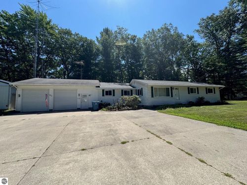112 Vienna Ct, Houghton Lake, MI, 48629-9389 | Card Image
