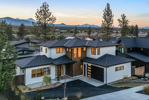 62621 Mt Hood Dr, Bend, OR, 97703-5707 | Card Image