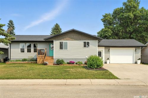 213 3rd Ave, Rosthern, SK, S0K3R0 | Card Image