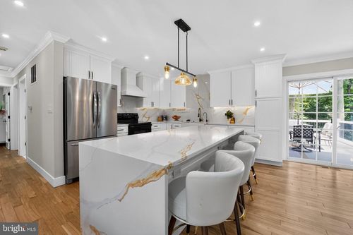 327 Beach Dr, ANNAPOLIS, MD, 21403-3904 | Card Image