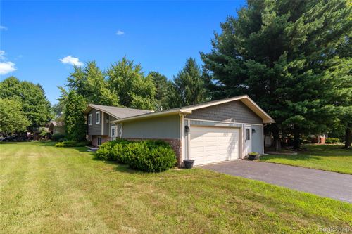 3520 Tara Dr, Highland, MI, 48356-1761 | Card Image