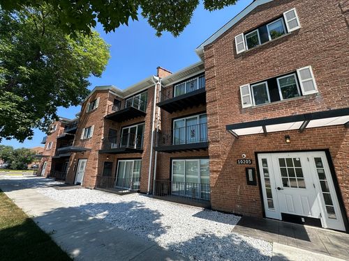 202-10205 Dearlove Road, Glenview, IL, 60025 | Card Image