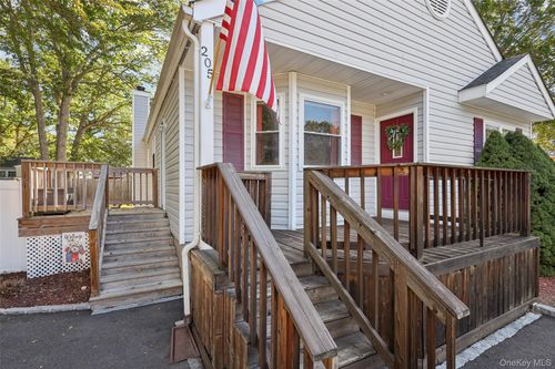 205 Crystal Brook Hollow Rd, Port Jefferson Station, NY, 11776-2008 | Card Image