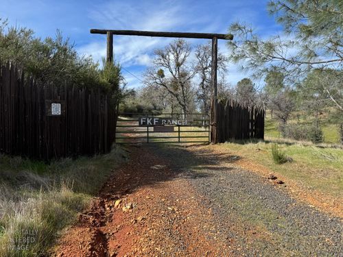 10662 Penon Blanco Lookout Rd, Coulterville, CA, 95311-9762 | Card Image