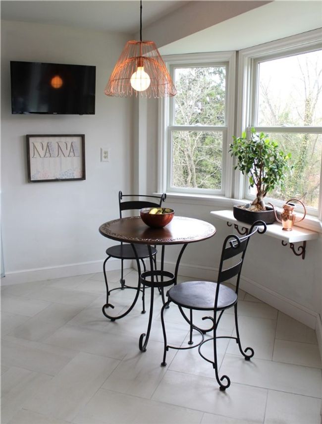 Breakfast area w/great views out of the Bay Window. | Image 16