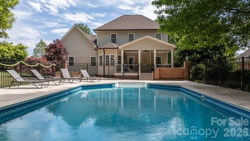 4525 18th Street Ln Ne, Hickory, NC, 28601-8426 | Card Image