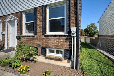 930 Amberdale Cres, Townhouse with 3 bedrooms, 2 bathrooms and 1 parking in Kingston ON | Image 2