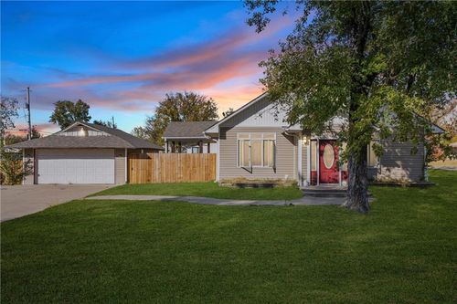 401 N Vine St, Caney, KS, 67333-2462 | Card Image